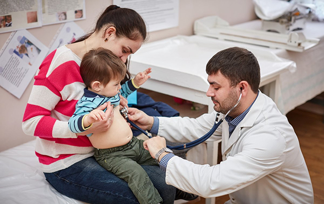 Негайно до лікаря: Комаровський розповів про симптоми небезпечного літнього вірусу